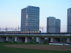 神奈川県と東京都に県境を渡る東急5000系