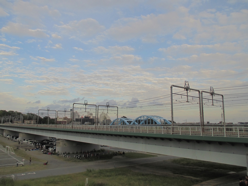 秋の雲空と丸子橋
