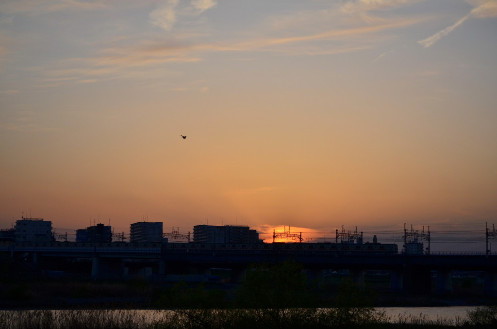 多摩川の流れと夕焼け