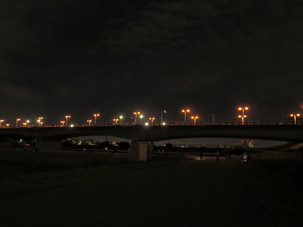 秋の夜空への丸子橋