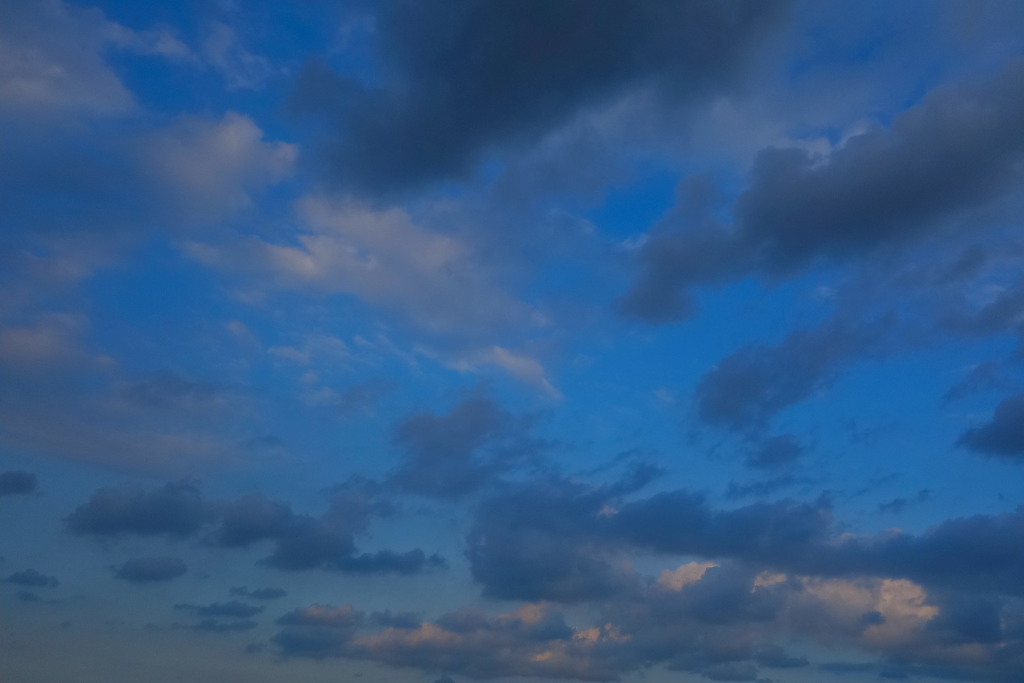 ダークな雲空