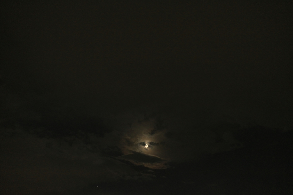 お月様が雲が光る