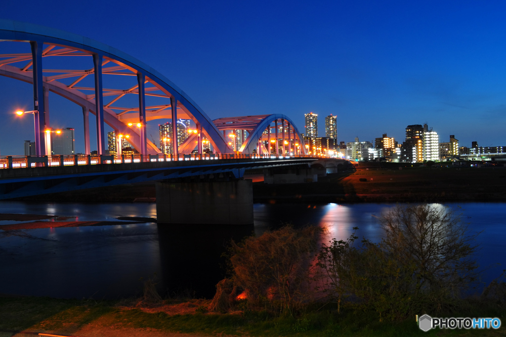 丸子橋の極彩色な夜景