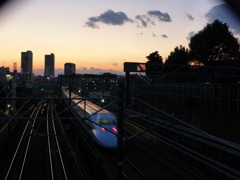 夕焼けと東海道新幹線700系