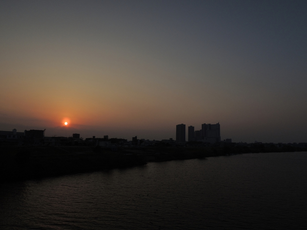 太陽の光の多摩川
