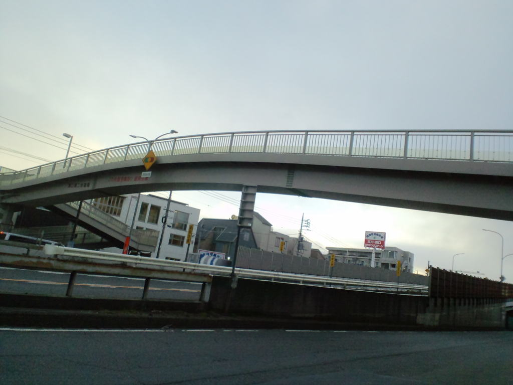 歪んだ歩道橋