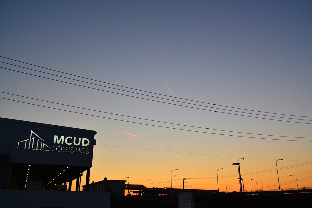 MCUDのアマゾン倉庫の夕焼け