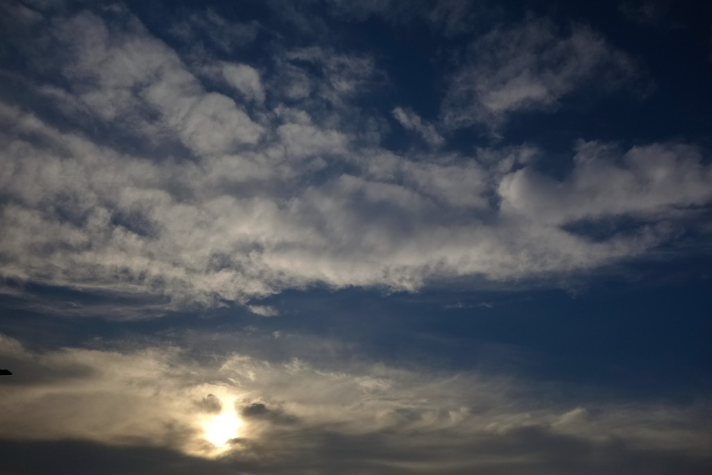 夏の梅雨明けの雲