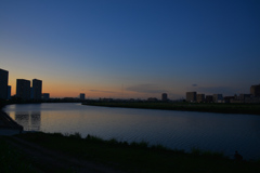 広い多摩川の夕焼け