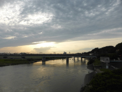 東急東横線が見える多摩川と夕焼け