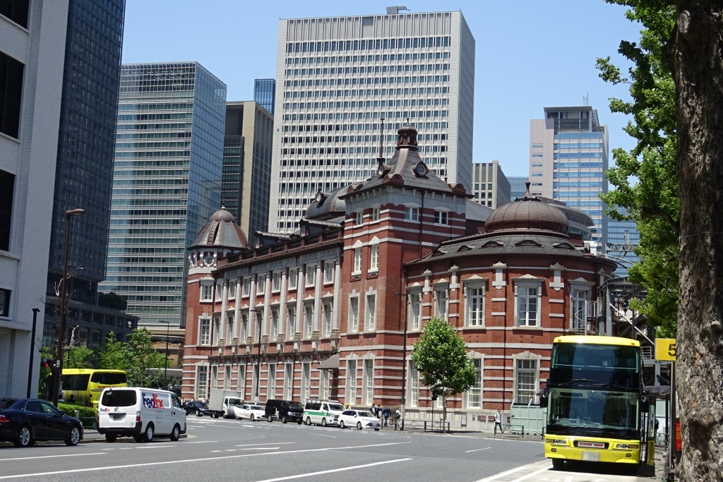 観光バスも見える東京駅