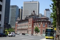 観光バスも見える東京駅