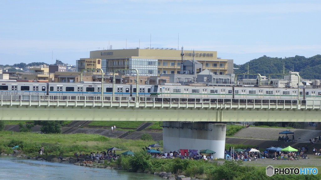 川崎市立多摩病院バックに小田急線風景