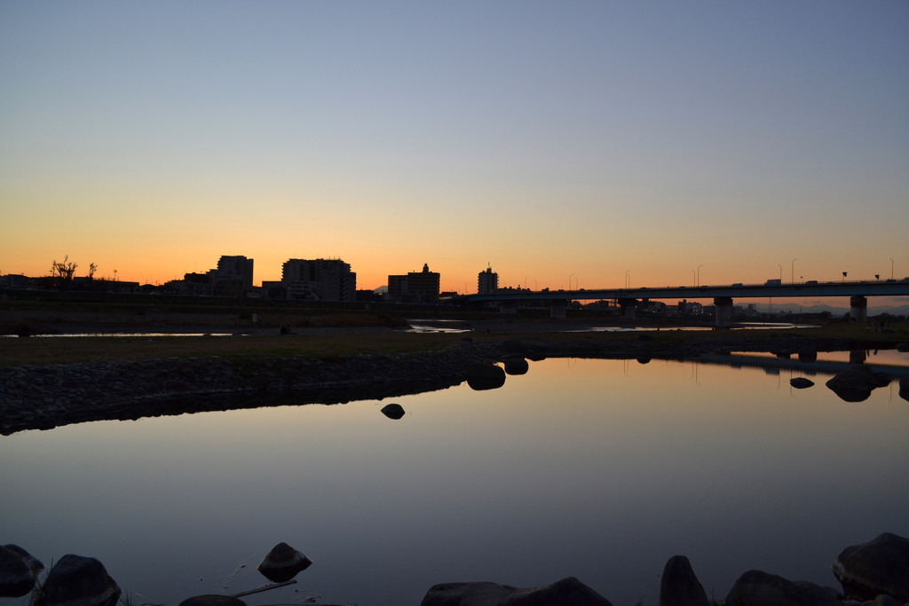 夕焼けと池