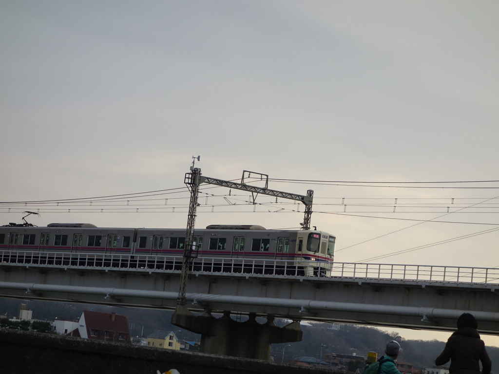 多摩川から撮った京王9000系