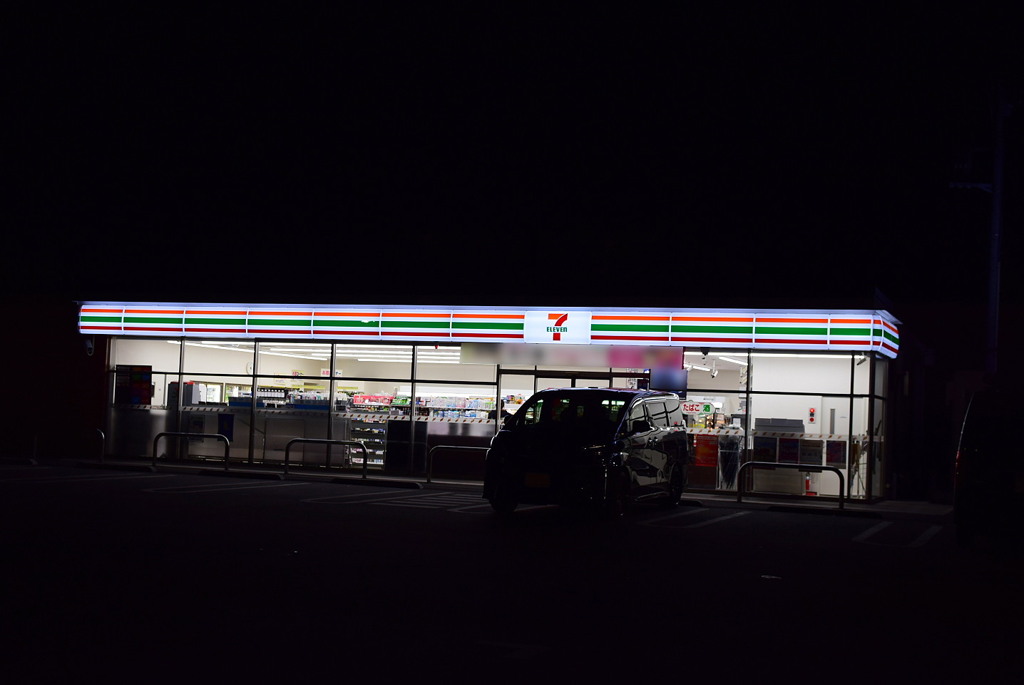 暗闇の夜のセブンイレブン