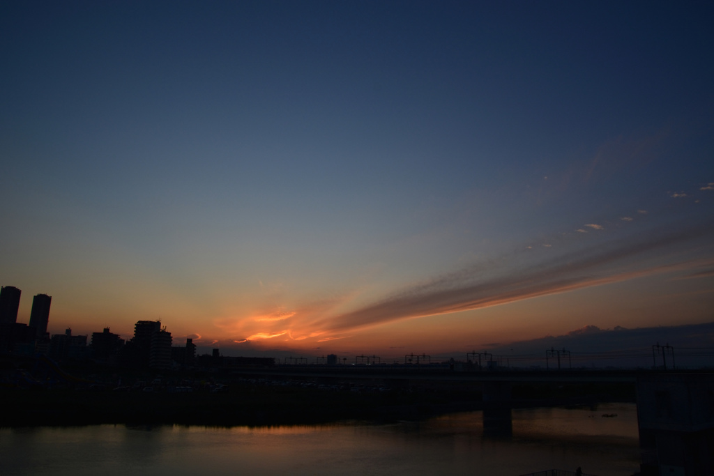 高倍率ズームのワイド撮影の夕焼けの黄昏