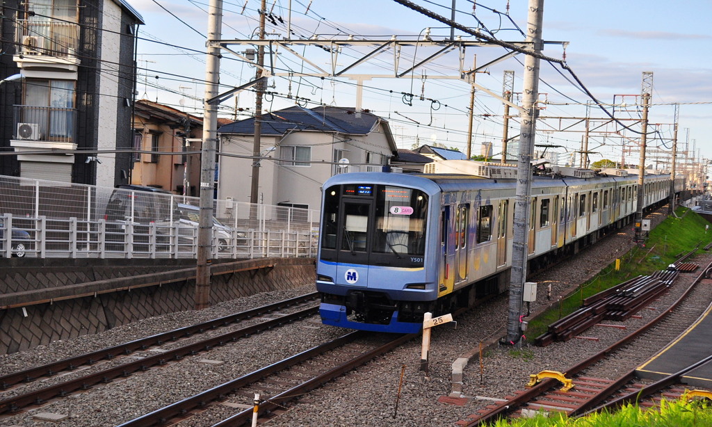 100km/h超えて…横浜高速Y500系