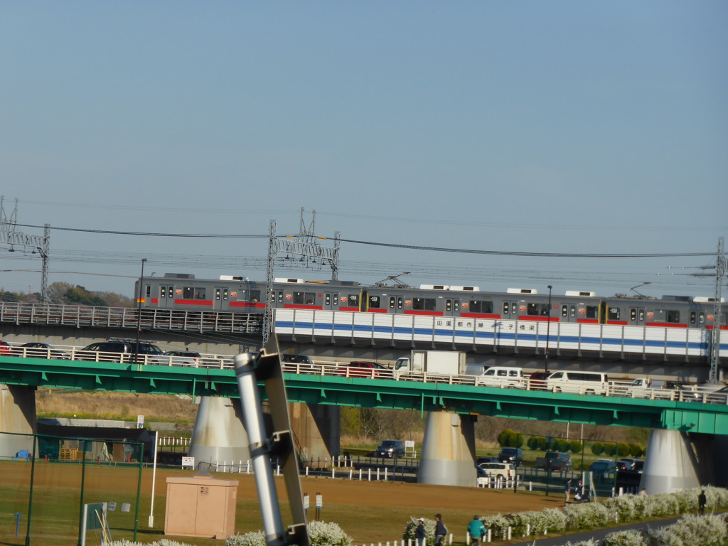 多摩川を渡る9000系（東急大井町線）　