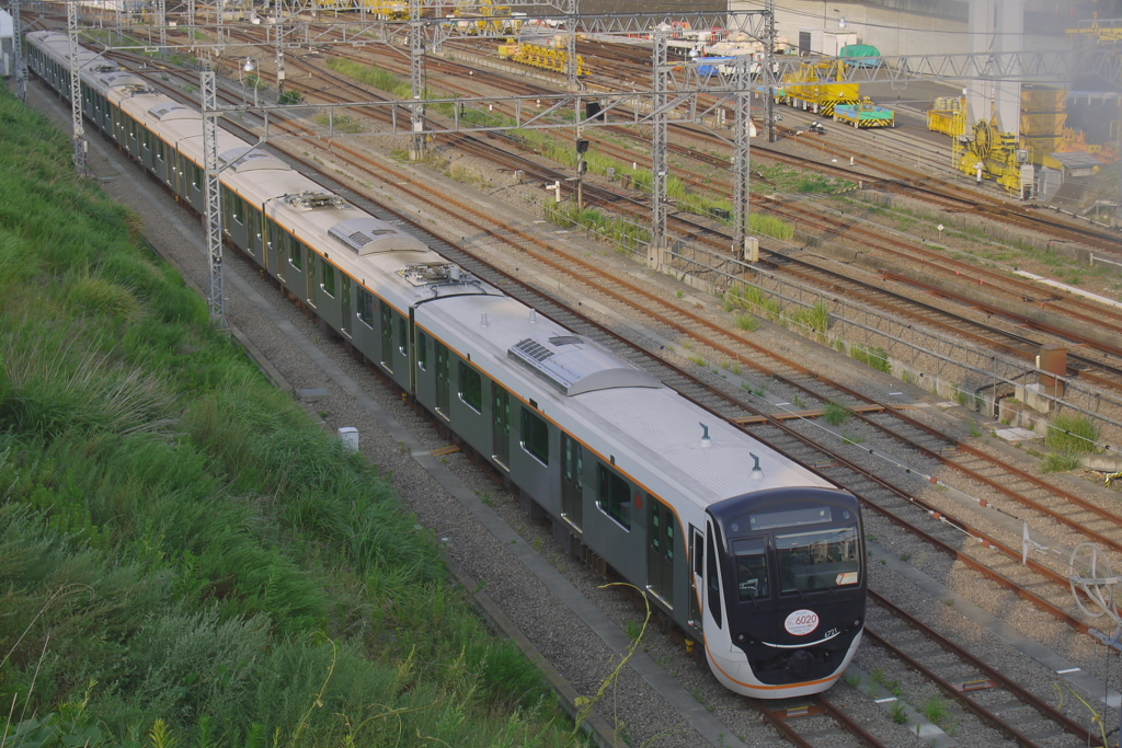 東急6020系 梶ヶ谷駅のミニ車庫基地で寝ている