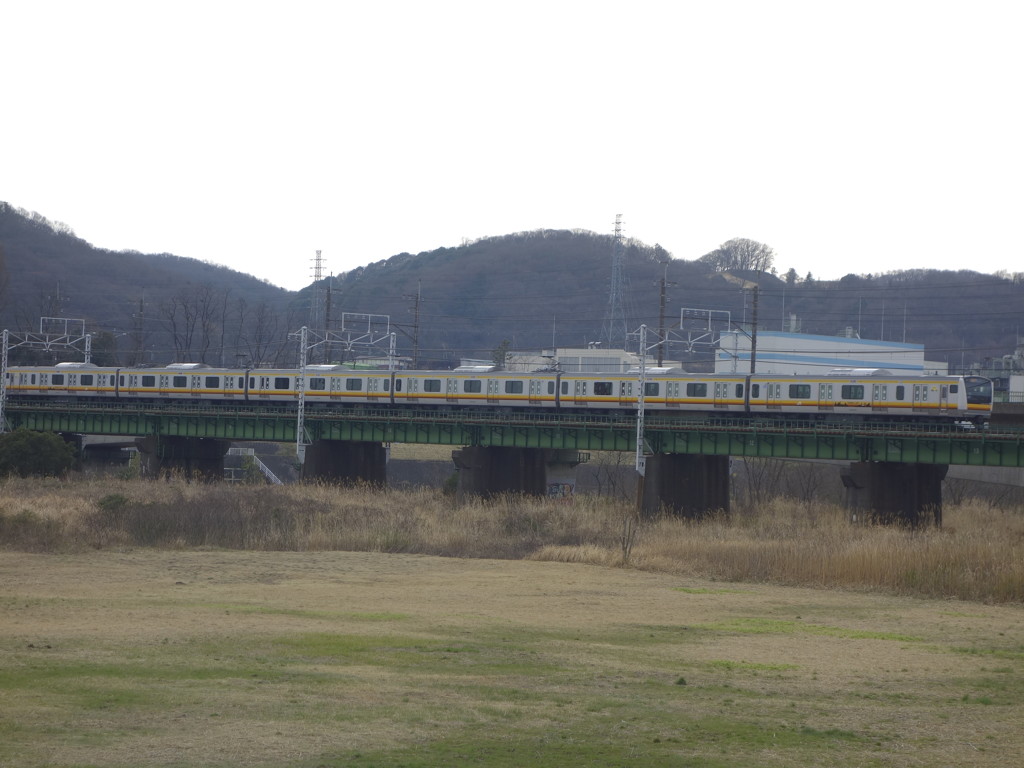多摩川を渡る南武線E233系