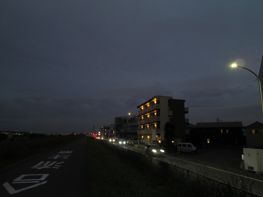 日が短くなった暗い多摩川