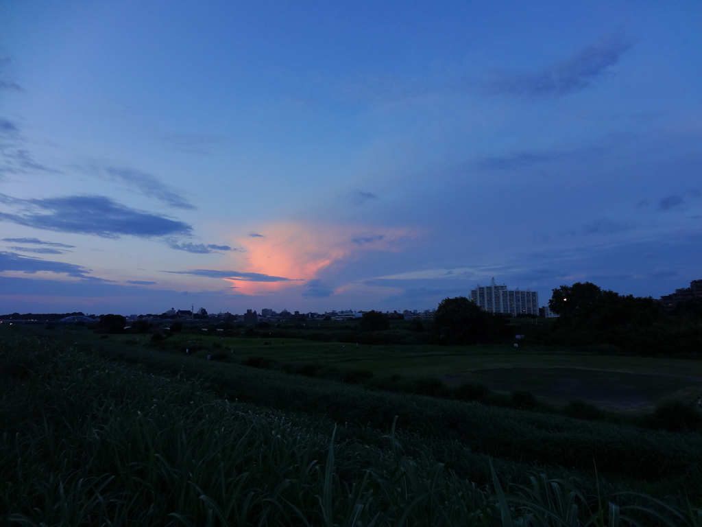 鮮やかなオレンジ色の光る雲