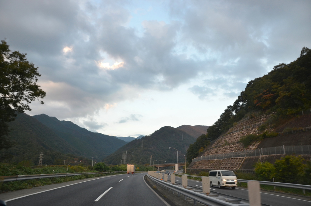 山を走る中央自動車道