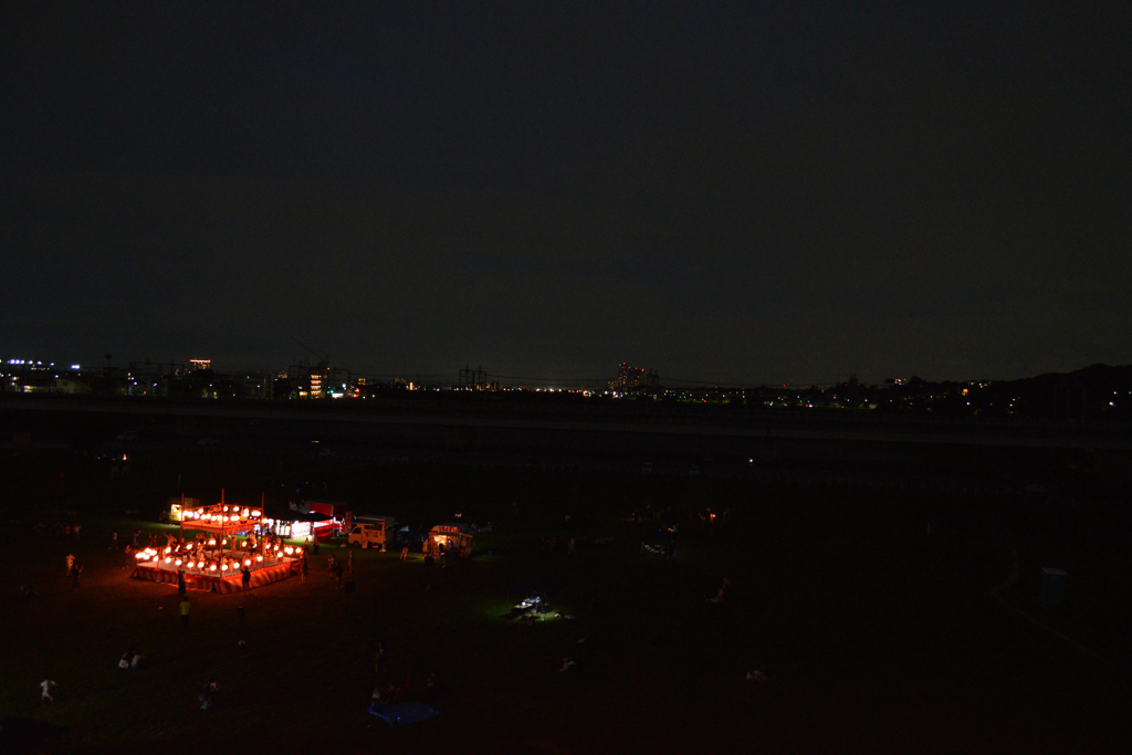 夏の盆踊りと夜空