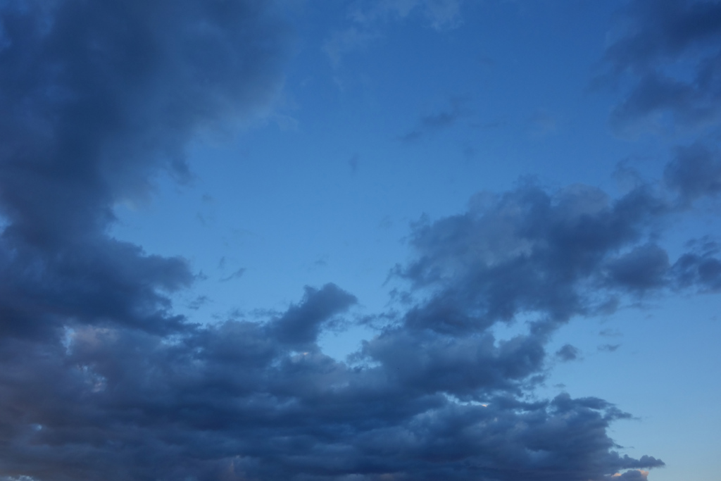 ゼニスブルーな秋雲