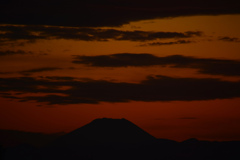 スーパーズームの“超望遠”富士山・茜色の黄昏
