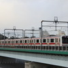 色の彩度が低いので東急5050系の上側の帯が鴇色に