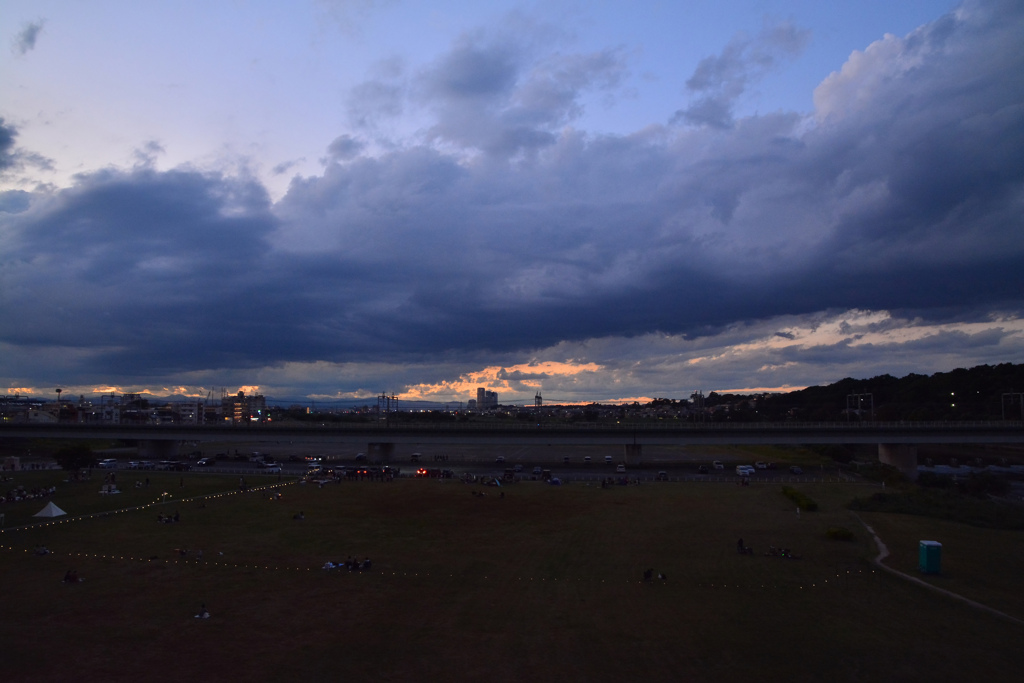 町つらぬきて行くや多摩川
