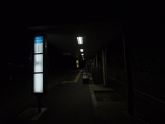 夜のバス停