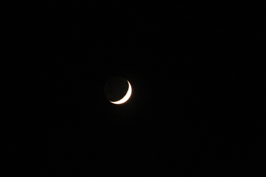 秋の白い三日月