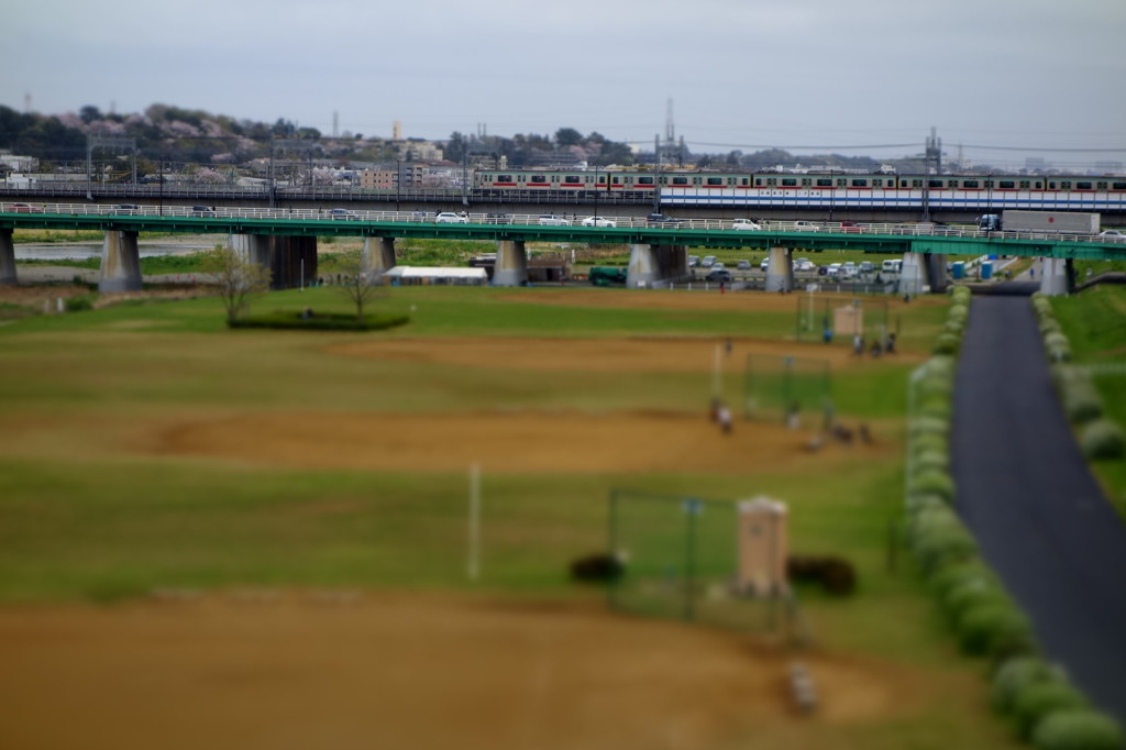 多摩川を渡る　東急5000系　ミニチュア風