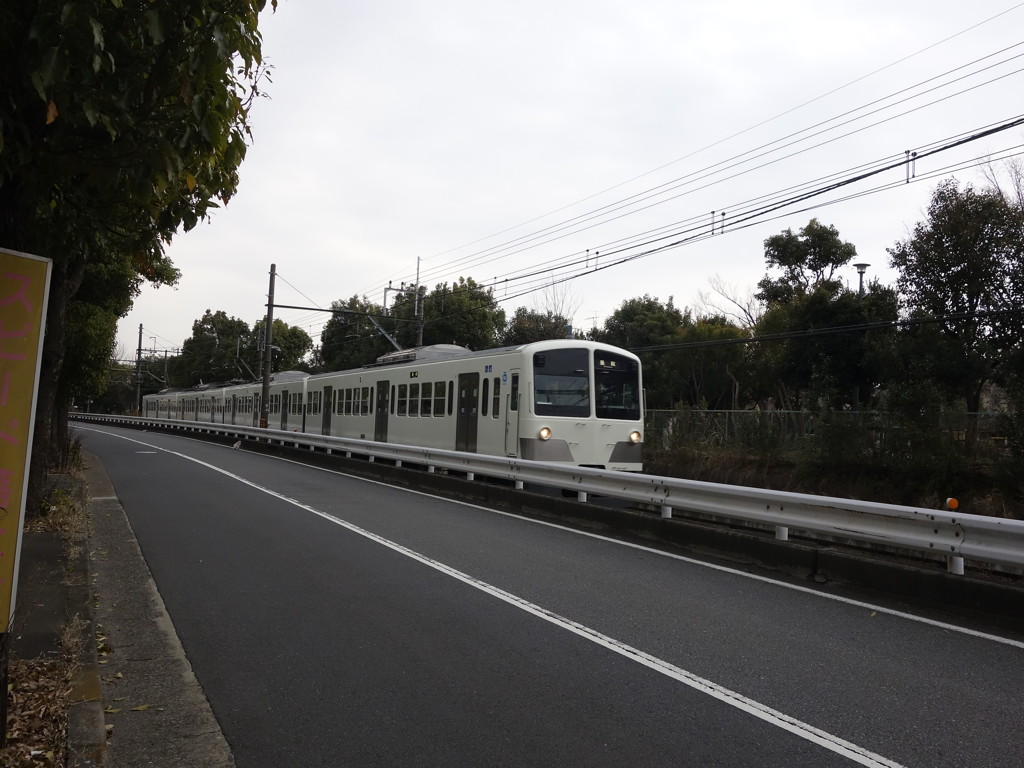 西武多摩川線の白い電車