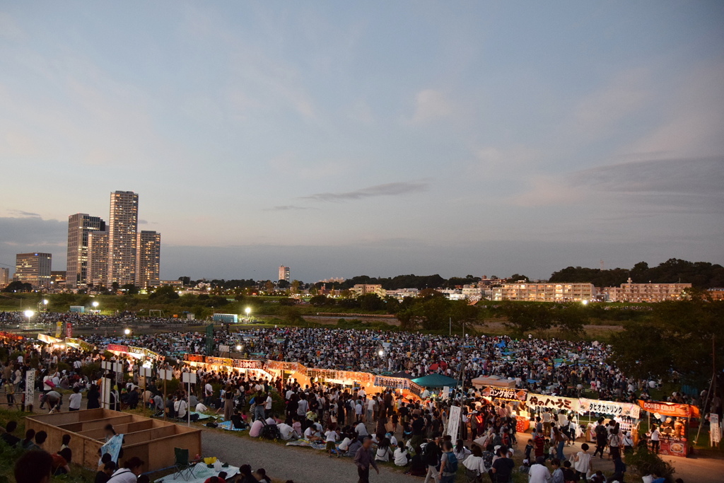 多摩川花火大会の屋台の列