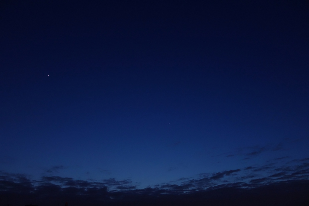 プルシアンブルーの空