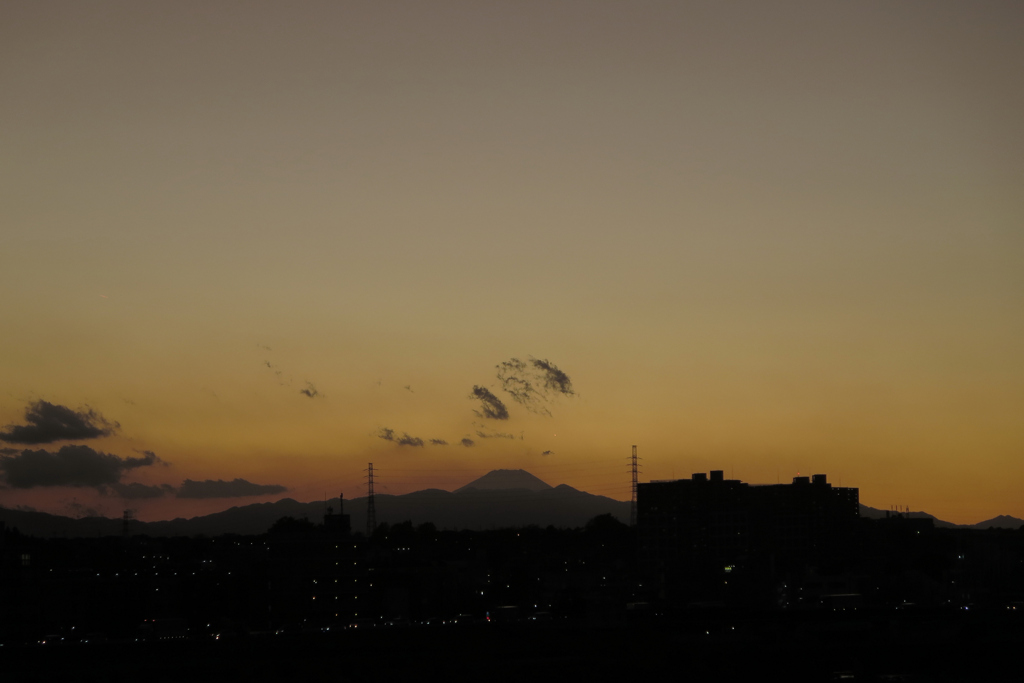 富士山と高圧鉄線