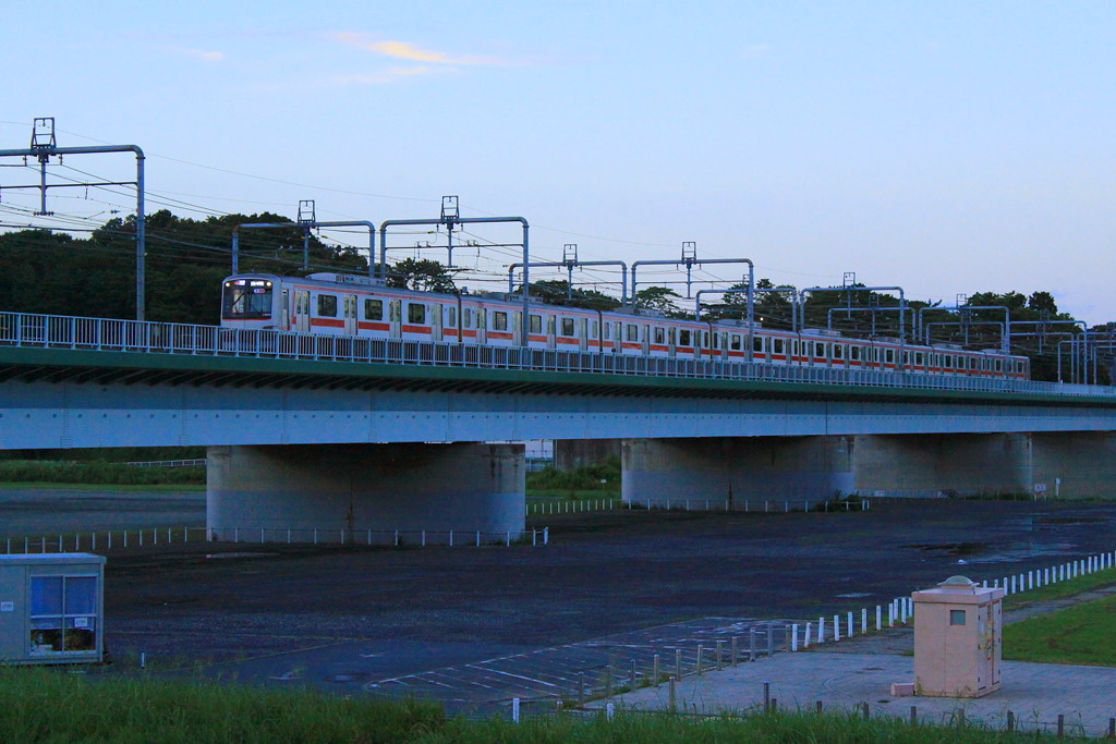 静かに走行する東急5050系