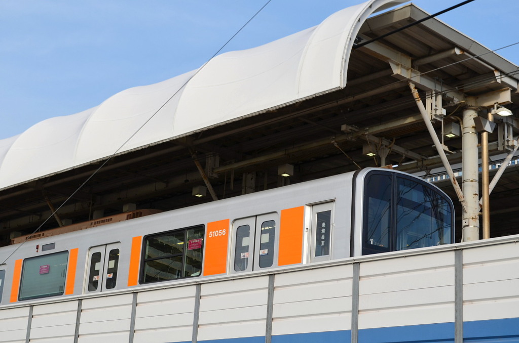 二子玉川駅停車中の東武50050系