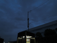 秋空の雲の夜の公衆電話