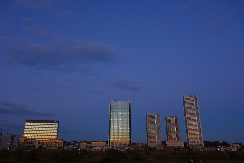 夕焼けが反射する窓