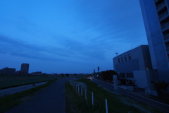雲に挟んだお月様