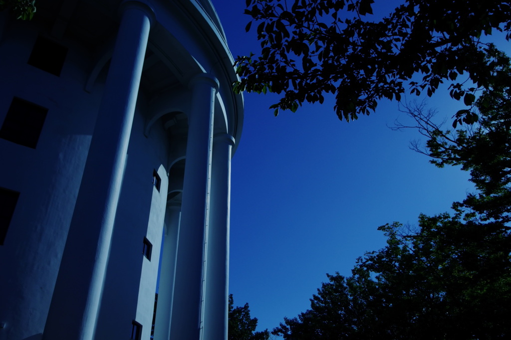 公園内の演劇会館③