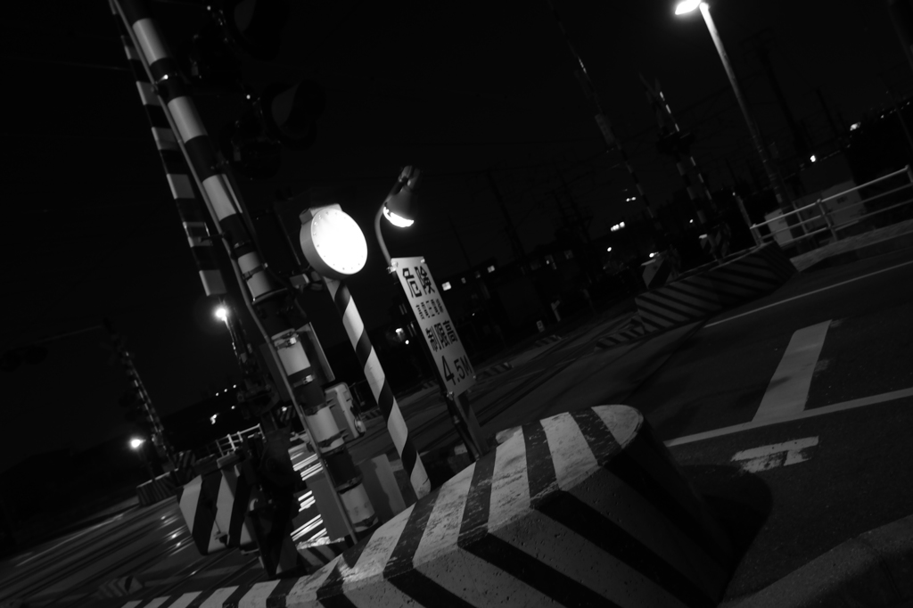 踏切 モノクロ