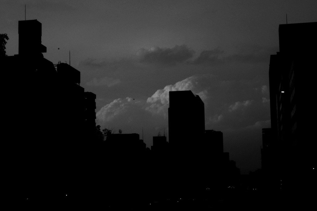 ビルと雲