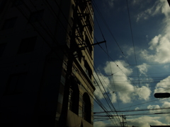 ビルと雲