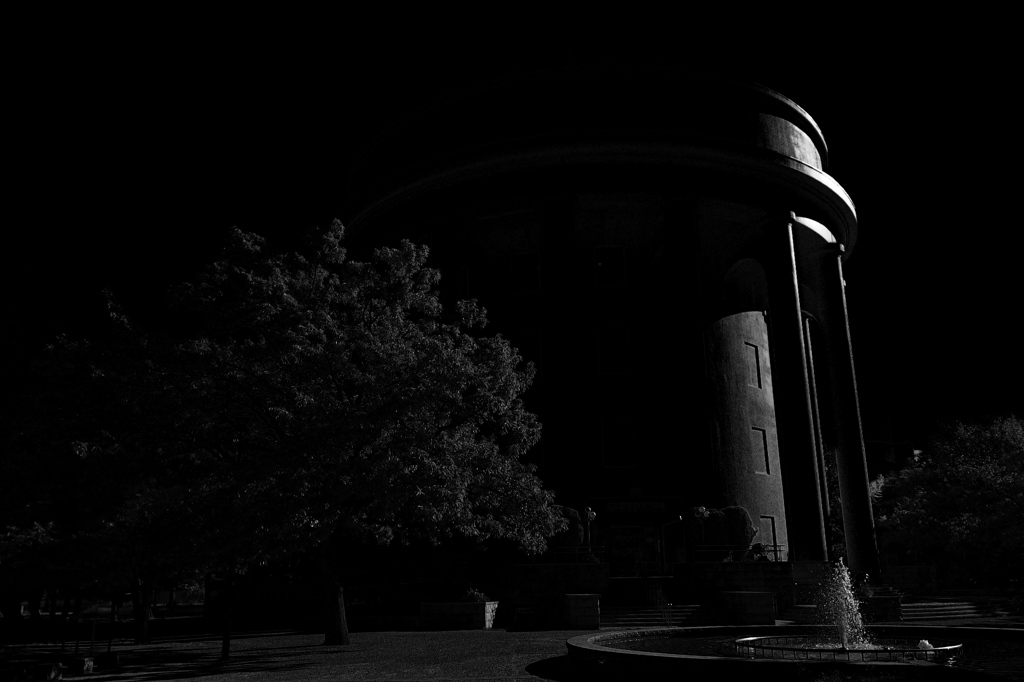 公園内の演劇会館①